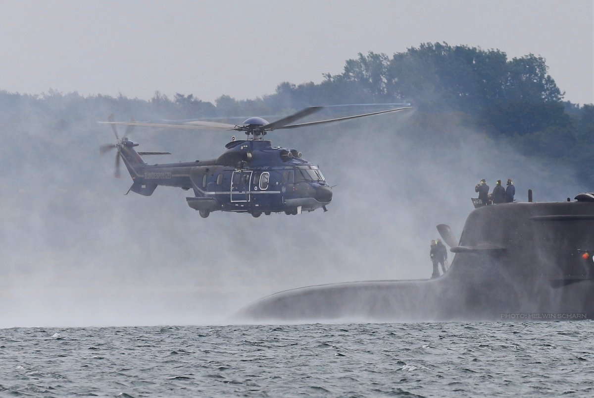 ScharnHelwin's tweet photo. Police meets Navy, #Bundespolizei Heli und #U35 der #Marine interagieren. #S185 #212A #Uboot https://t.co/s6kURBaXF9