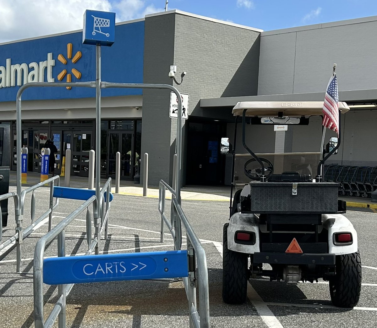 Rllovett75's tweet photo. Excuse me Officer but the sign says that is where I’m suppose too PARK. https://t.co/dydTNnAMfU