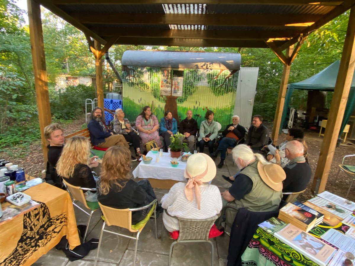 AndreBuchheim's tweet photo. #WeltWeisheitsErbe #Stammtisch
#IGNeueZeiteV
So, gerade zurück vom Stammtisch, Danke an @christo_philos für den wunderbaren Vortrag über die wahren #Lehren des #Jesus.
Knapp 20 Teilnehmer diesmal, es wächst und da es kühler wird, ist der nächste Stammtisch in den Räumlichkeiten des riesa efau. Kultur Forum Dresden e.V., mit denen wir seit neuestem zusammenarbeiten, am Mittwoch, 21.10. ab 18 Uhr statt (siehe Flyer).
Und wenn Ihr einen WeltWeisheitsErbe-Stammtisch in Eurer Stadt wollt, meldet Euch bei uns. Wir haben auch andere Formate, mit denen wir Euch bereichern können, um mehr Liebe zu leben und ibterreligiös zusammenzurücken.
Sprecht einfach unseren Vereinsvorsitzenden @RaikSchirmer an.