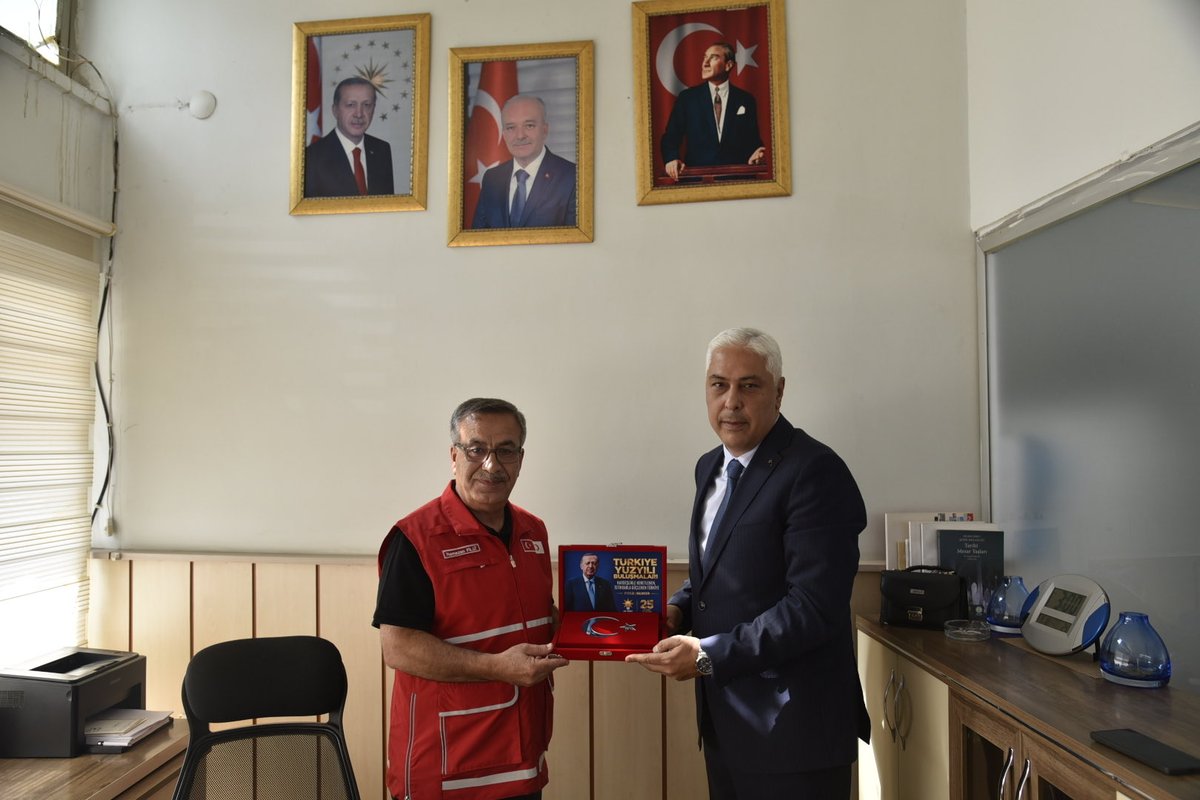 BarisOzerol's tweet photo. 📍Balıkesir 

Dursunbey Kızılay Kan Alma Merkezini ziyaret ederek Ramazan Filiz ve kıymetli Kızılay gönüllülerimizle bir araya geldik.

Kan bağışının hayat kurtaran önemine bir kez daha şahit olduğumuz merkezimizde yürütülen çalışmalar hakkında bilgi aldık.

Özverili çalışmaları ve misafirperverlikleri için kendilerine teşekkür ediyorum. 

#TürkiyeYüzyılıBuluşmaları