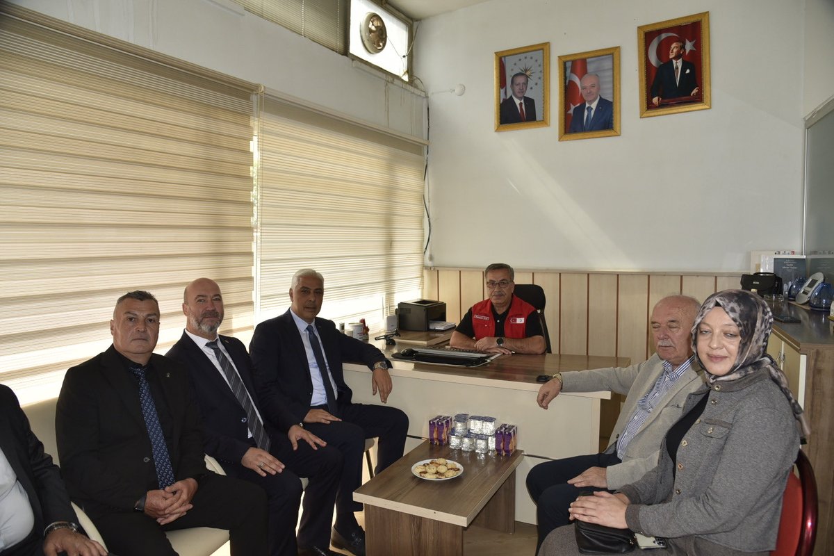 BarisOzerol's tweet photo. 📍Balıkesir 

Dursunbey Kızılay Kan Alma Merkezini ziyaret ederek Ramazan Filiz ve kıymetli Kızılay gönüllülerimizle bir araya geldik.

Kan bağışının hayat kurtaran önemine bir kez daha şahit olduğumuz merkezimizde yürütülen çalışmalar hakkında bilgi aldık.

Özverili çalışmaları ve misafirperverlikleri için kendilerine teşekkür ediyorum. 

#TürkiyeYüzyılıBuluşmaları