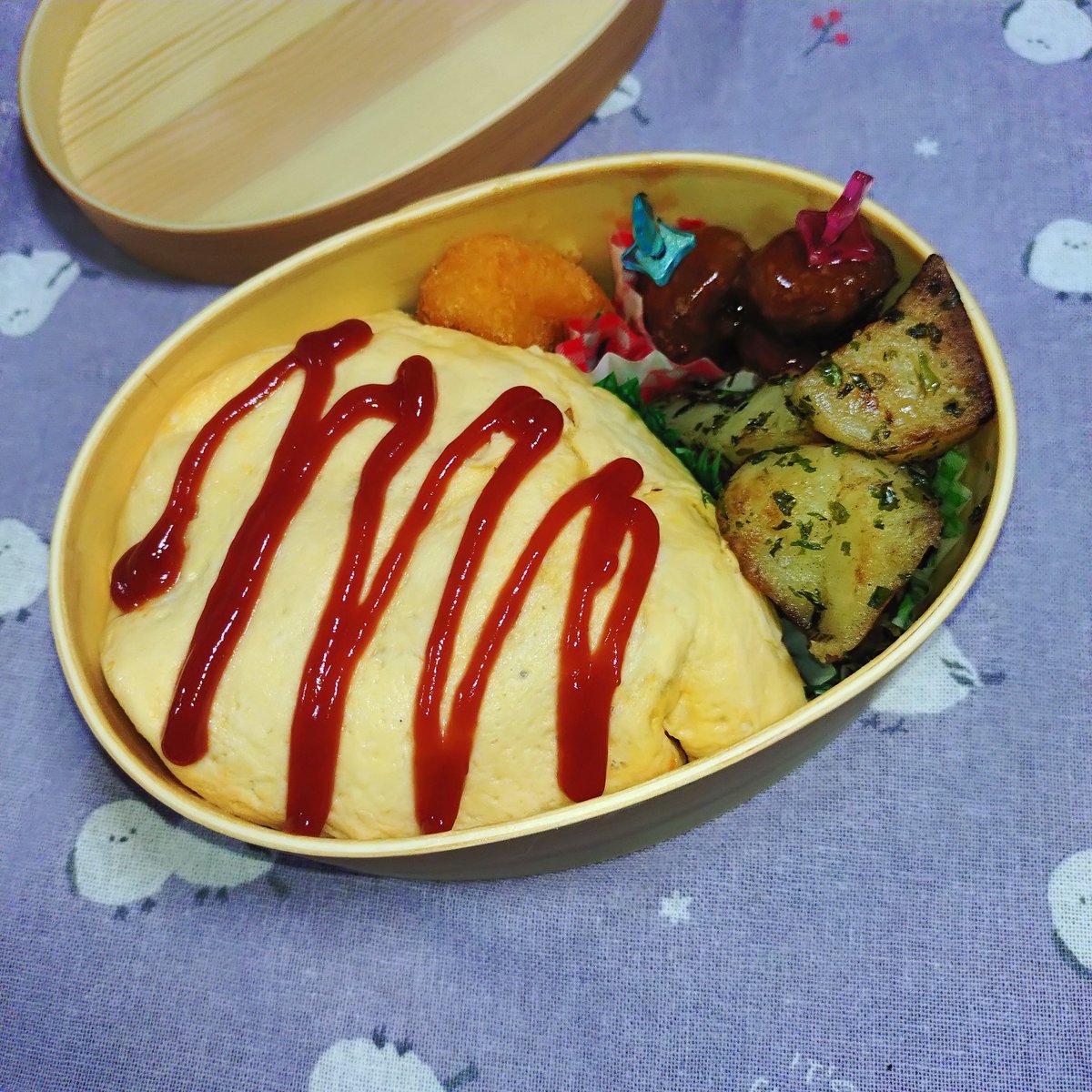 amane__simply's tweet photo. おはようございます☁

本日の息子弁当🍱
今日は次男のだけ😃長男は外食✨️
🌱オムライス
🌱のり塩ポテト

日曜日は仕事だけど、明日は休みだから華金ってことで、今日１日乗り切るぞ🥹
本日もよろしくお願いします🥹

#お弁当　#お弁当記録　#息子弁当　#曲げわっぱ https://t.co/DQKt3AnXRF