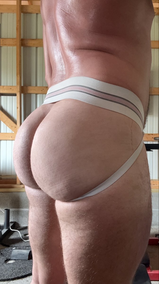 FatAssish19's tweet photo. How I finished the rest of my work out in this heat .. and the soft and gentle twerk for completing it 🥵🔥🏋🏻‍♂️🎉🥳 https://t.co/FNFhvl333i