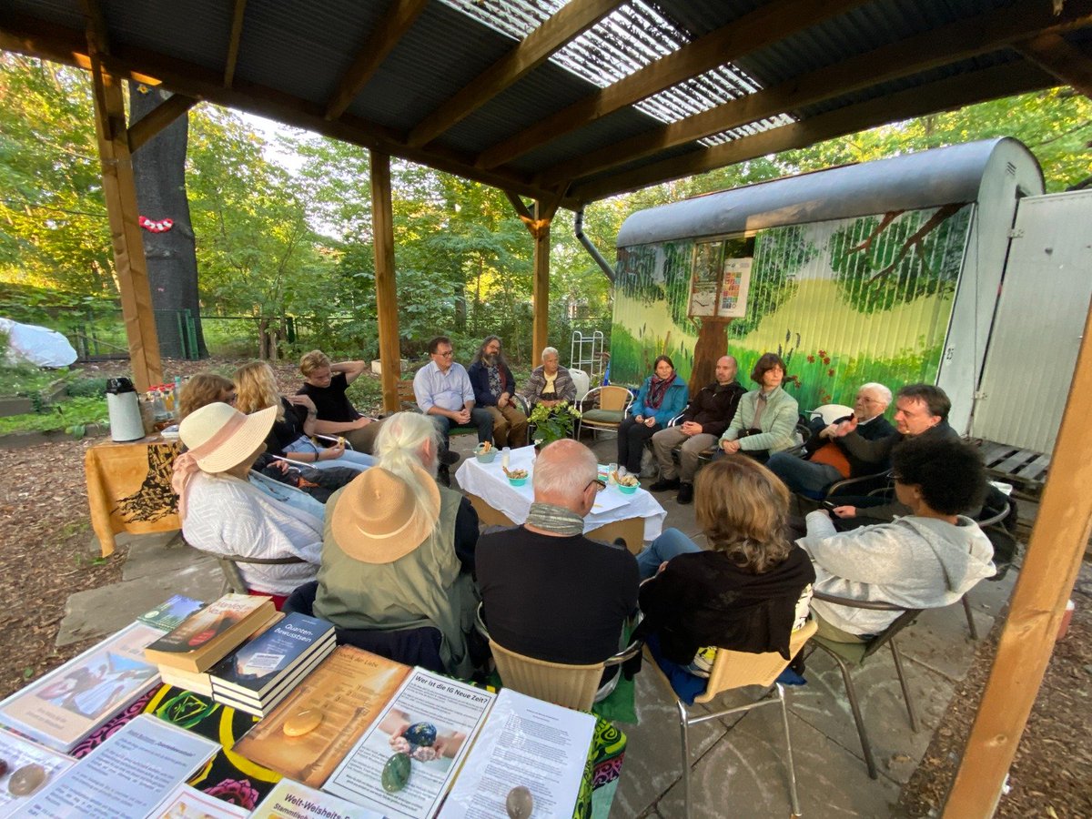 AndreBuchheim's tweet photo. #WeltWeisheitsErbe #Stammtisch
#IGNeueZeiteV
So, gerade zurück vom Stammtisch, Danke an @christo_philos für den wunderbaren Vortrag über die wahren #Lehren des #Jesus.
Knapp 20 Teilnehmer diesmal, es wächst und da es kühler wird, ist der nächste Stammtisch in den Räumlichkeiten des riesa efau. Kultur Forum Dresden e.V., mit denen wir seit neuestem zusammenarbeiten, am Mittwoch, 21.10. ab 18 Uhr statt (siehe Flyer).
Und wenn Ihr einen WeltWeisheitsErbe-Stammtisch in Eurer Stadt wollt, meldet Euch bei uns. Wir haben auch andere Formate, mit denen wir Euch bereichern können, um mehr Liebe zu leben und ibterreligiös zusammenzurücken.
Sprecht einfach unseren Vereinsvorsitzenden @RaikSchirmer an.