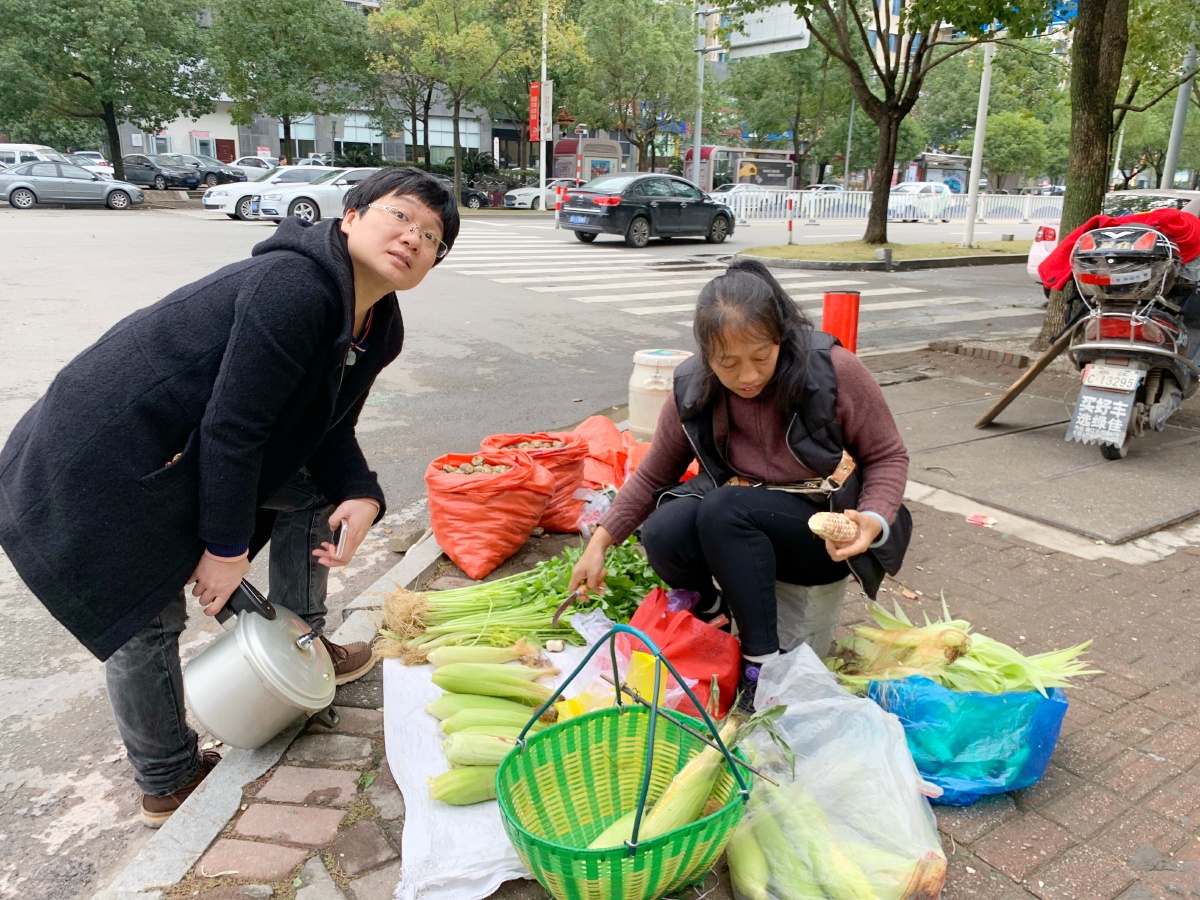 AlinaCloweq6bc's tweet photo. "Just helped a stranger grab their fallen groceries on the street—small acts make big days brighter "， https://t.co/e0dSoKWius