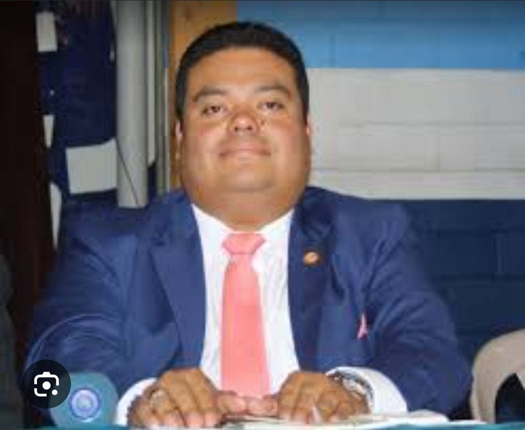 MonterrosoJavi's tweet photo. Hoy pague el diesel a 50 quetzales gracias a este individuo que por pura gana de fastidiar al gobierno retraso la ley que bajaba el precio del combustible https://t.co/VNn7qqA5Jl