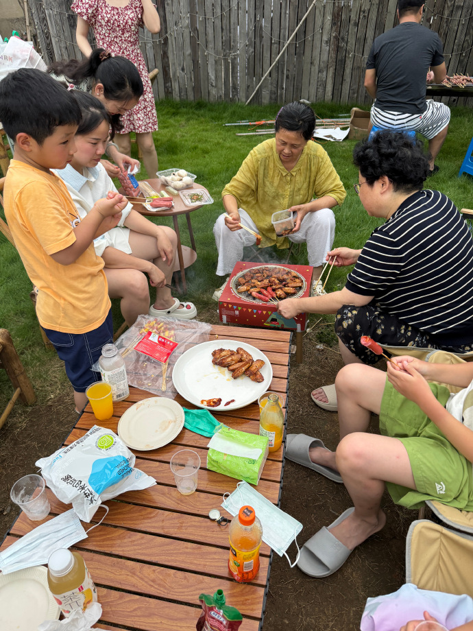 coraa735861's tweet photo. Yesterday’s neighborhood barbecue was such a blast! Got to swap baking tips with Mrs. Lin next door and taught the kids how to make paper planes. Love how small moments like this bring our street closer ， https://t.co/3q0UbASUwK