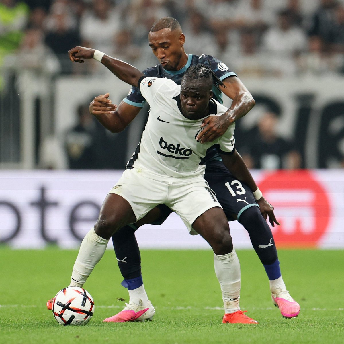 kartalhatti's tweet photo. JUNİOR OLAITAN ONURLANDIRMA TWEETİDİR.

#BJKvOM l #UEL https://t.co/4Bm9ziMimL