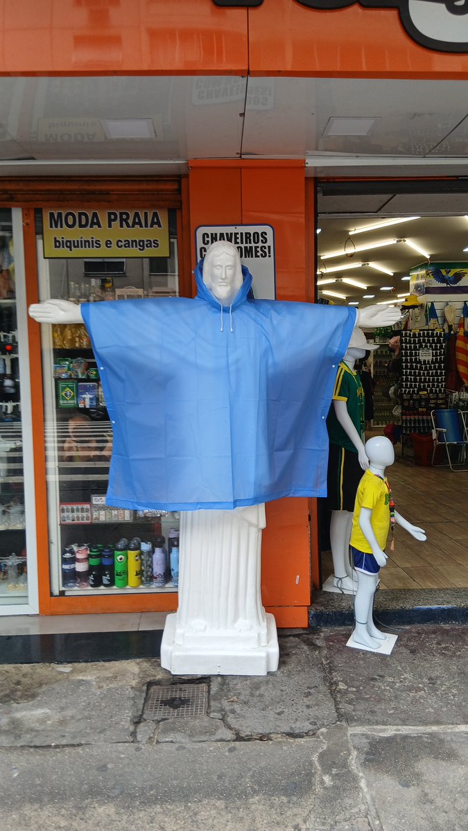 nao_muito's tweet photo. chuva: a 

cariocas: https://t.co/9LbvaivYoS