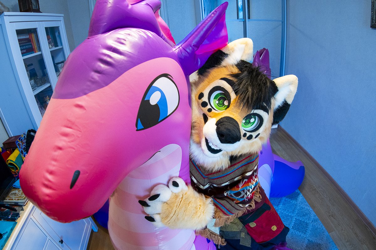 AvikFurry's tweet photo. My dragon doesn't breathe fire, but his kisses are pure magic!
@PuffyPawsToys @DUni_Protogen
#furry #inflatable #pooltoy #dragon https://t.co/KFkZpk6ugl