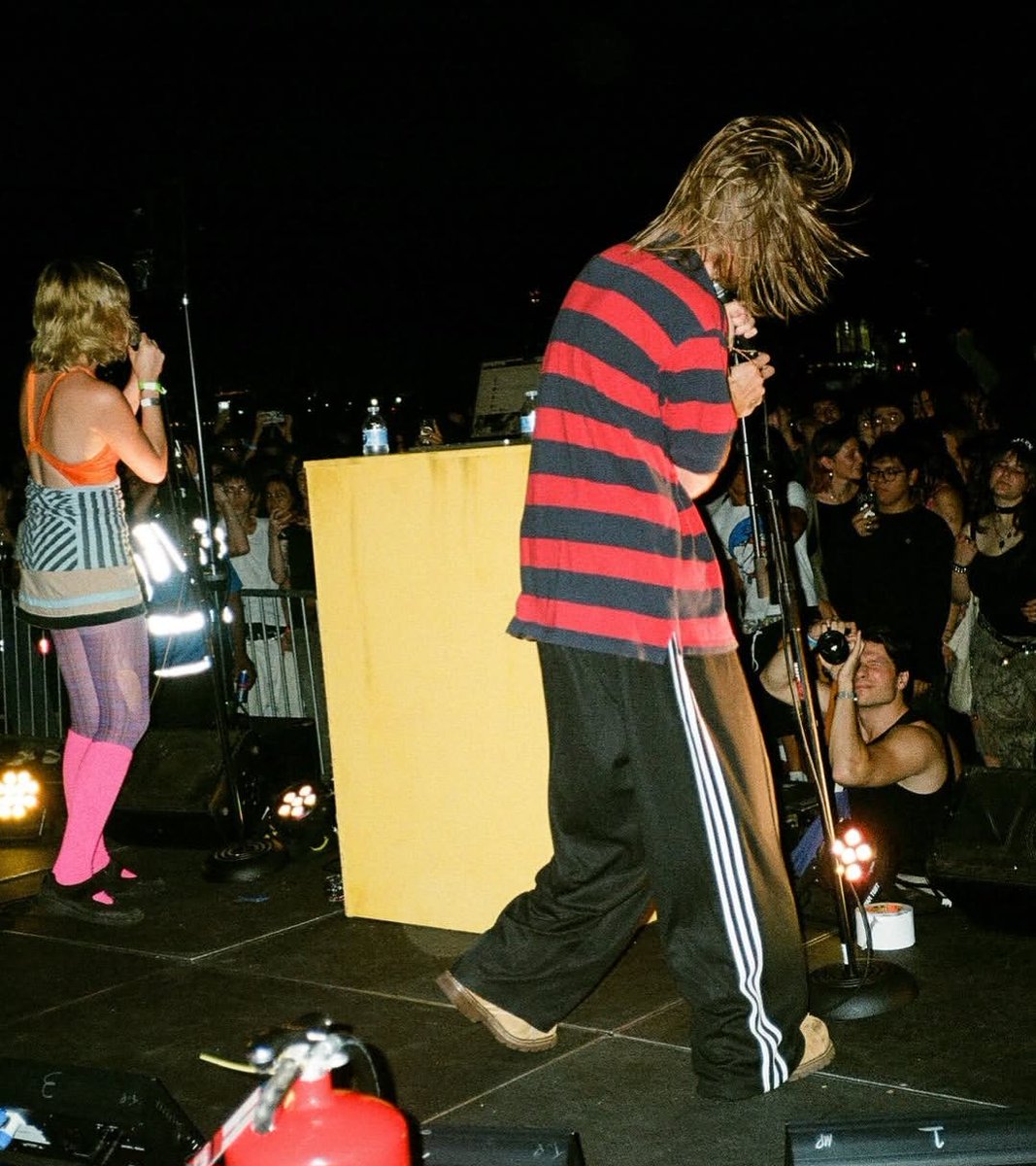 gabrl__'s tweet photo. ear es actualmente el grupo más cool del planeta, así cómo lo fue Crystal Castles en 2010, CSS en 2006, y los Strokes en 2003 https://t.co/0nNOanf31o