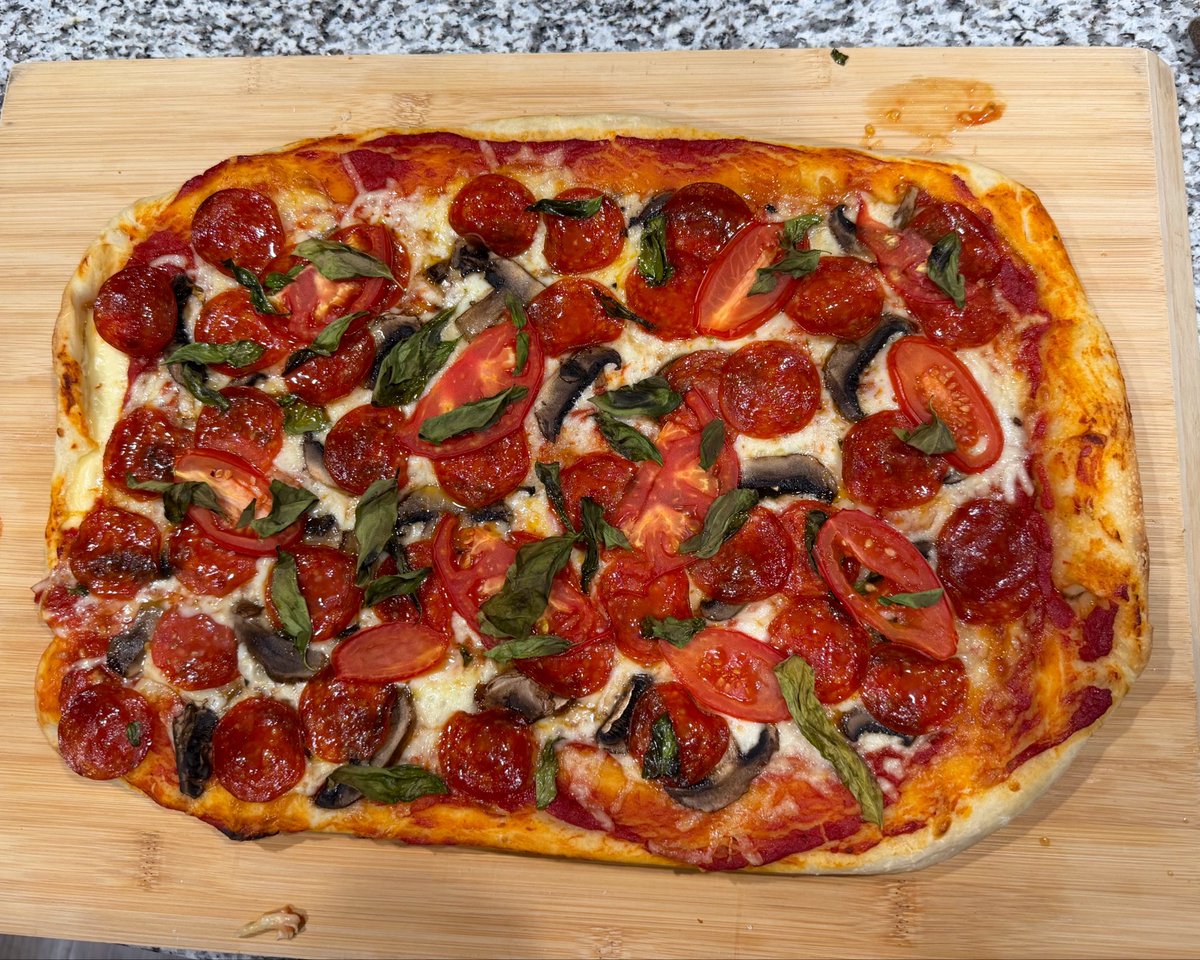 TraderMercury's tweet photo. homemade pizza

handmade dough, pepperoni, cheese, mushrooms, bears are dumb, garden tomato and basil, stuffed crust, we’re going so much higher, brushed with garlic butter https://t.co/rioYEq5Ugd