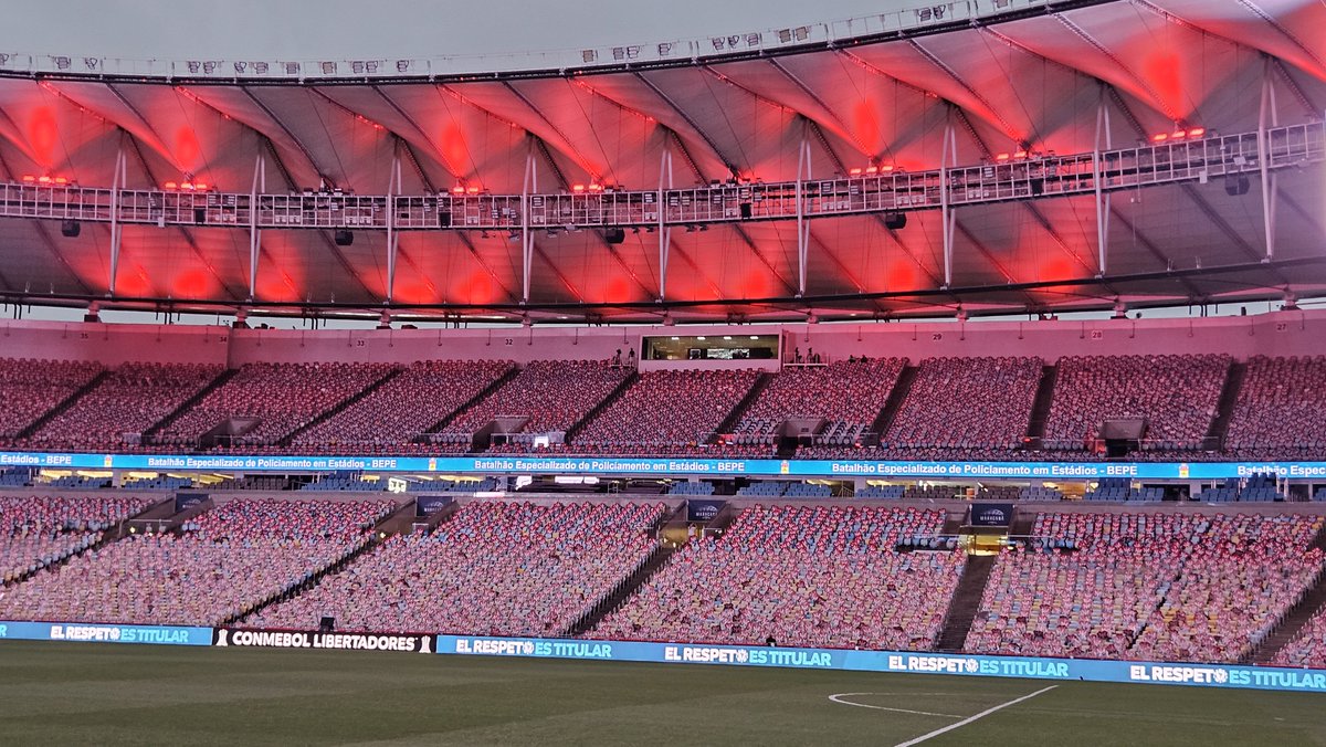 nevesmarcello's tweet photo. Boa tarde! Estamos no Maracanã para Flamengo x Independiente del Valle e vai ter mosaico nas arquibancadas. Papéis já estão espalhados pelo estádio. #gefla https://t.co/2atQyu7lCm