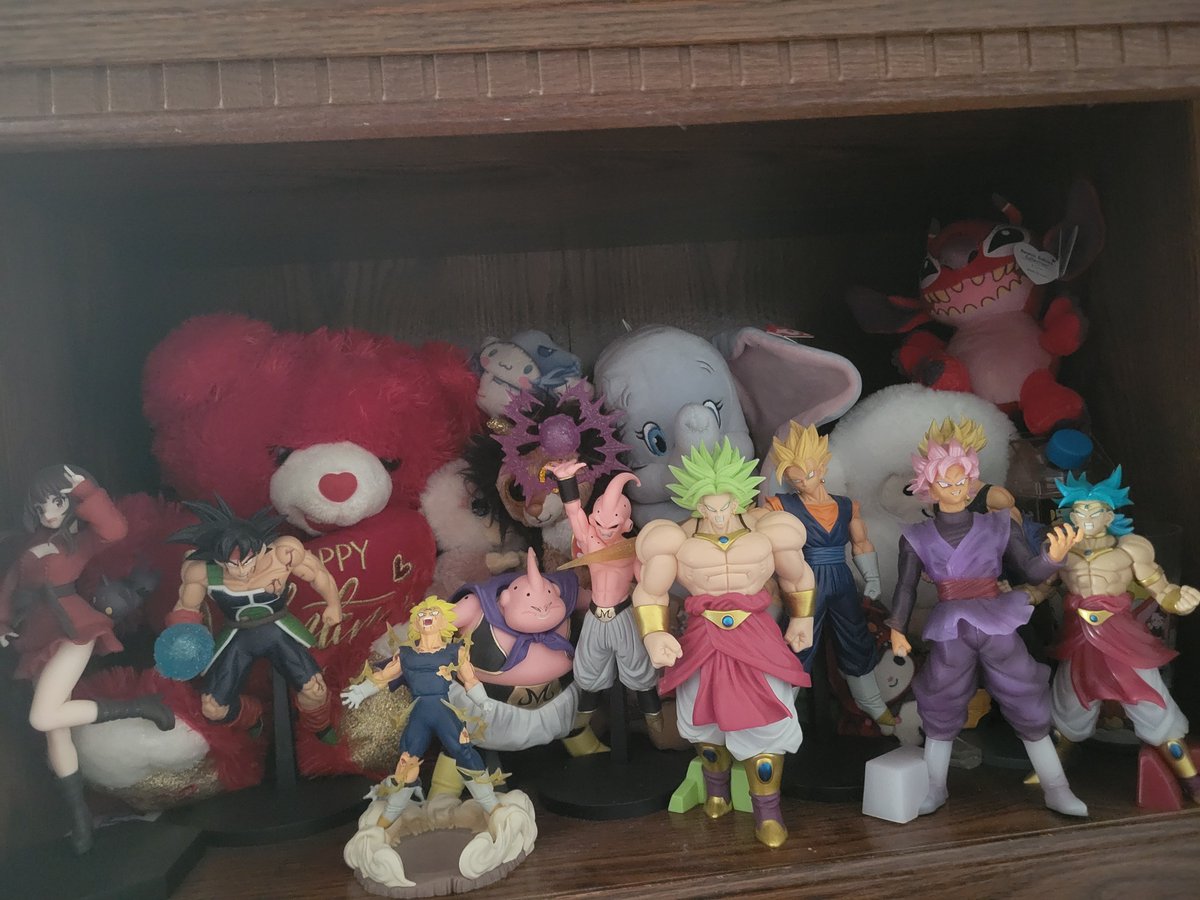 GoodLawdBeerus1's tweet photo. Dont mind the stuffed animals, shelf space is low around here. #DragonBallZ #Collectibles #Goku #Vegeta #Broly #Gogeta #Vegito #Buu #Bardock #GokuBlackRosé #Trunks #ImBored https://t.co/5MCM1n7TPH