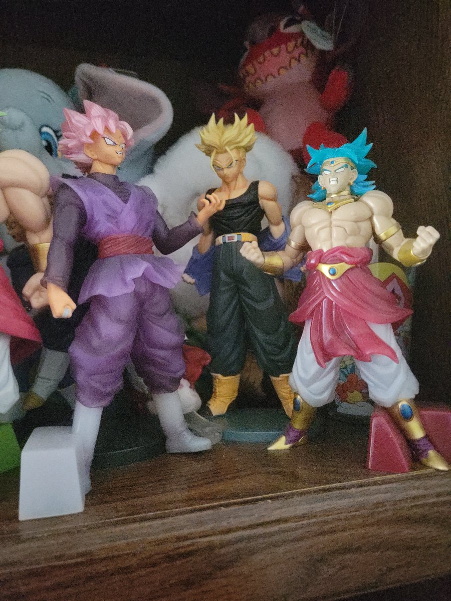 GoodLawdBeerus1's tweet photo. Dont mind the stuffed animals, shelf space is low around here. #DragonBallZ #Collectibles #Goku #Vegeta #Broly #Gogeta #Vegito #Buu #Bardock #GokuBlackRosé #Trunks #ImBored https://t.co/5MCM1n7TPH
