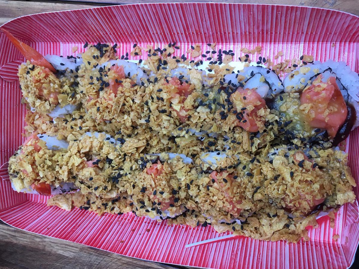chloeramirezt55's tweet photo. Hanashi has me accustomed to its delicious sushi. I came to this sushi masterclass to try it. The combination of eel sauce and mango chutney was delicious. I think the nacho topping is unnecessary, and it’s best enjoyed without sauce so the flavor https://t.co/7TCfRZN3ts