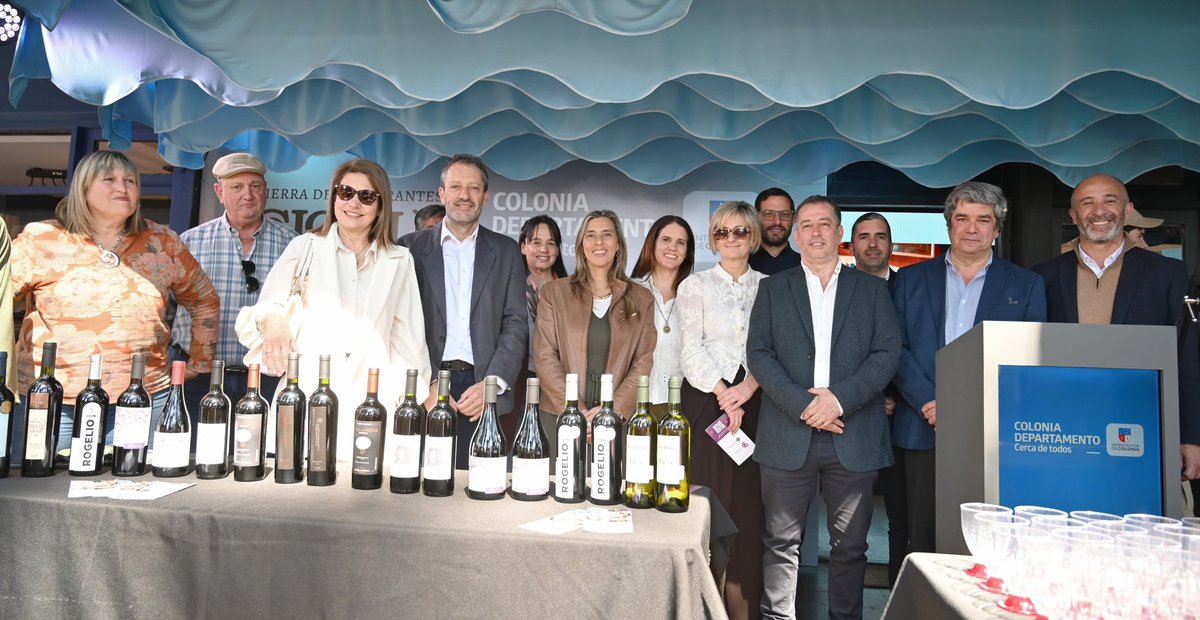 minturuy's tweet photo. 📍 En el marco de la participación de Colonia en la Rural del Prado, la Ministra (I) Ana Claudia Caram y el Director Nacional de Turismo, Cristian Pos acompañaron el lanzamiento de la próxima campaña de comunicación impulsada por la Dirección de Turismo de Colonia y la Asociación Turística de Colonia.

La jornada también fue una oportunidad para presentar Bodegas de Colonia y Ruta del Queso, dos propuestas asociativas que invitan a descubrir los sabores, paisajes y experiencias que hacen de Colonia un destino único.

Durante la actividad se realizó una degustación de productos de ambas propuestas, acercando al público la riqueza y diversidad de la oferta turística y gastronómica del departamento.
