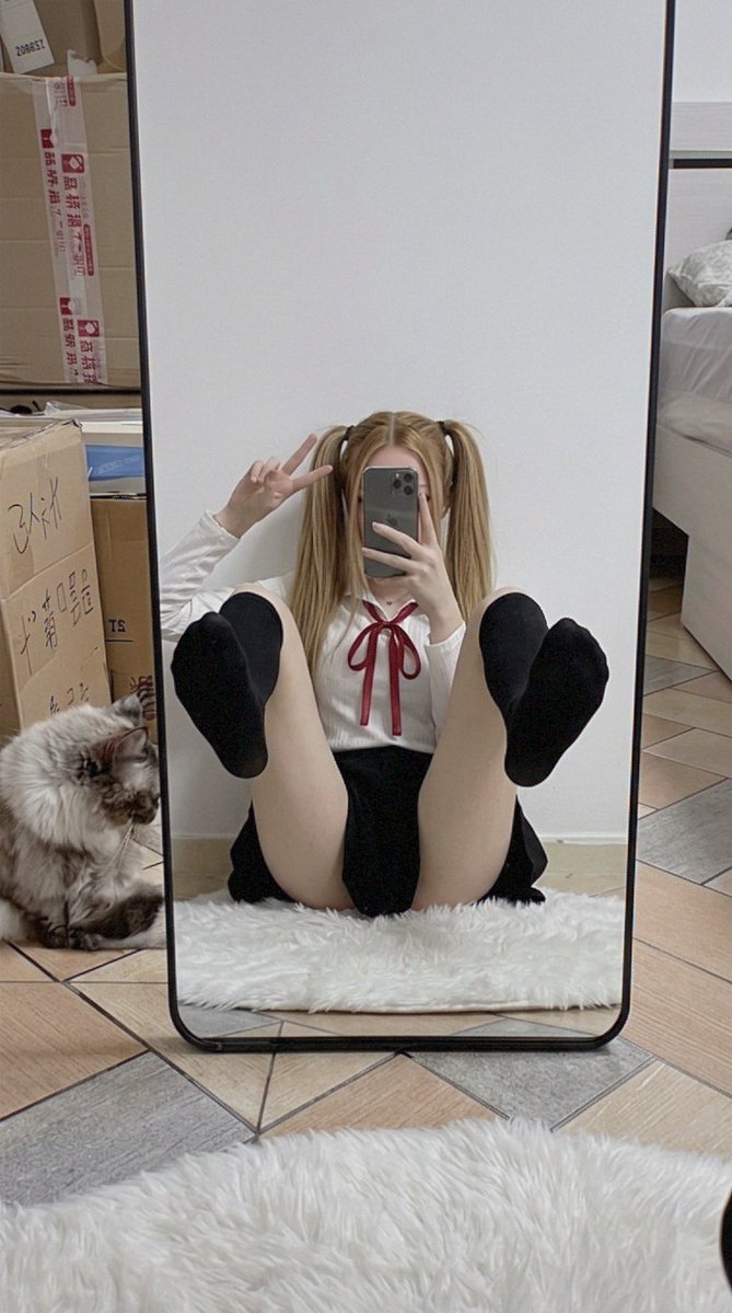 lizzbarrow's tweet photo. can you lift my skirt pls https://t.co/2iuqkUmzVN
