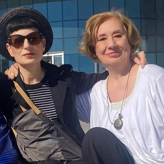 veganzulal's tweet photo. Kedilere ve kitaplara başrolü verdiği benzersiz bir dünyası vardı. Her zaman heyecan doluydu. Türkiye’de demokrasi ve cumhuriyet mücadelesinin dönüm noktalarında yer almış, sağlam bir komünistti. Her buluştuğumuzda, her konuştuğumuzda daha da zenginleşir, yaşadığı topluma yürekten bağlı bir Cumhuriyet aydınını, gerçek bir sanatçıyı tanımış olmaktan onur duyardım. Gülsen Tuncer’i kaybetmenin üzüntüsü içindeyim. 3 Eylül’de evinde son kez gördüğümde “Bir daha geldiğinde buradaki kitaplardan istediğini al” diye seslenmişti arkamdan… 

Çok üzgünüm.