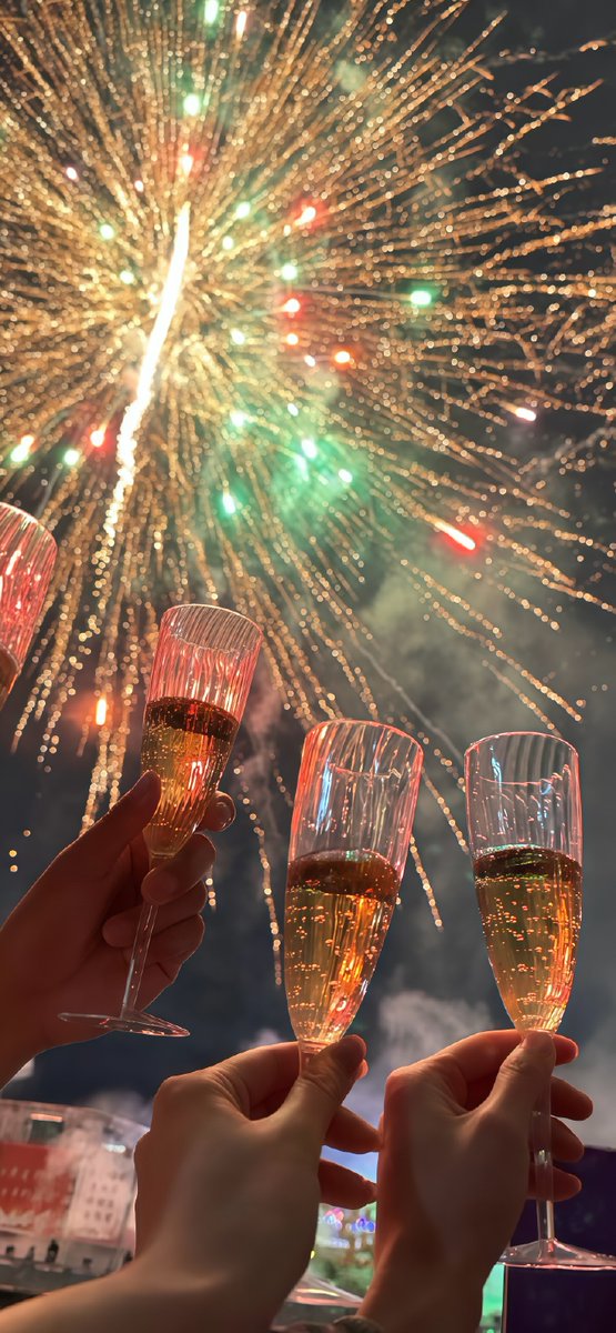 cooingU324's tweet photo. Midnight bell tolls, the new year steps in—cheers to fresh starts, warm moments, and all the little joys ahead! https://t.co/VmnOV4NKvs