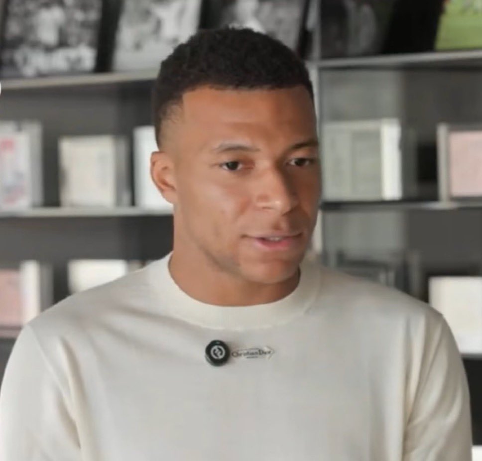 ActuFoot_'s tweet photo. 🚨🚨 Kylian MBAPPÉ 🇫🇷 : « Ma passe à Espi 🇪🇸 contre Elche ? IL FAUT FAIRE LA PASSE.

Peut-être que j'aurais pu marquer si j'avais tiré, mais il était seul, donc ça aurait été à 100 % un but.

Donc il n'y a PAS EU UN SEUL INSTANT OÙ J’AI PENSÉ À TIRER.

JE PRÉFÈRE GAGNER avant tout. » 😁

🎙️ @diarioas via @theMadridZone