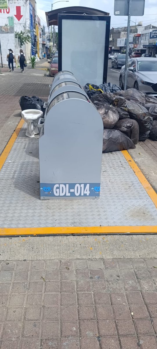 dk1250's tweet photo. #ReporteCiudadano 
Gran acumulación de basura en el Punto Limpio de Enrique Díaz de León y Niños Héroes.
#RadioramadeOccidente https://t.co/UJgcGiHcfb