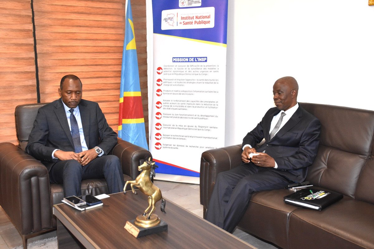 Insprdc's tweet photo. 🦠 #EBOLA | SUD-UBANGI : RENFORCER LA RIPOSTE, ANTICIPER LA TRANSMISSION. 

Le Gouverneur du Sud-Ubangi, Prof. Jean-René Galekwa, accompagné du ministre provincial de la Santé, Ernest Monganza, a échangé ce 16 septembre avec l’#INSP sur la situation liée à #Ebola dans la province.

🔬 Au cœur des échanges : l’évolution épidémiologique après la confirmation d’un premier cas le 10 septembre, ainsi que le renforcement de la surveillance et de la riposte.

📍 Un plan de contingence est activé, avec un SGI opérationnel et une équipe dédiée. Trois cas suspects et des contacts sont actuellement sous surveillance.

🌍 La proximité des frontières appelle à une vigilance renforcée et à une coordination accrue pour prévenir toute propagation transfrontalière.

🤝 Les échanges ont également porté sur les besoins prioritaires en ressources et moyens afin d’intensifier les interventions sur le terrain et contribuer à interrompre les chaînes de transmission.

📢 Face à Ebola, chaque signal compte : vigilance, prévention et notification précoce sont essentielles.

#RDC #SudUbangi #SantéPublique #RiposteEbola #SurveillanceÉpidémiologique
@Presidence_RDC @MinSanteRDC @OMS_Afrique @UNICEFDRC @AfricaCDC @fhi360