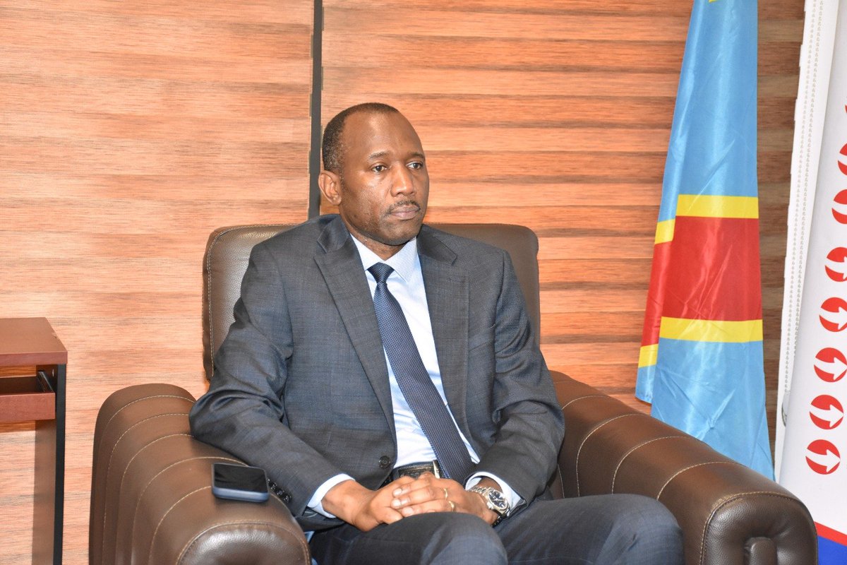 Insprdc's tweet photo. 🦠 #EBOLA | SUD-UBANGI : RENFORCER LA RIPOSTE, ANTICIPER LA TRANSMISSION. 

Le Gouverneur du Sud-Ubangi, Prof. Jean-René Galekwa, accompagné du ministre provincial de la Santé, Ernest Monganza, a échangé ce 16 septembre avec l’#INSP sur la situation liée à #Ebola dans la province.

🔬 Au cœur des échanges : l’évolution épidémiologique après la confirmation d’un premier cas le 10 septembre, ainsi que le renforcement de la surveillance et de la riposte.

📍 Un plan de contingence est activé, avec un SGI opérationnel et une équipe dédiée. Trois cas suspects et des contacts sont actuellement sous surveillance.

🌍 La proximité des frontières appelle à une vigilance renforcée et à une coordination accrue pour prévenir toute propagation transfrontalière.

🤝 Les échanges ont également porté sur les besoins prioritaires en ressources et moyens afin d’intensifier les interventions sur le terrain et contribuer à interrompre les chaînes de transmission.

📢 Face à Ebola, chaque signal compte : vigilance, prévention et notification précoce sont essentielles.

#RDC #SudUbangi #SantéPublique #RiposteEbola #SurveillanceÉpidémiologique
@Presidence_RDC @MinSanteRDC @OMS_Afrique @UNICEFDRC @AfricaCDC @fhi360