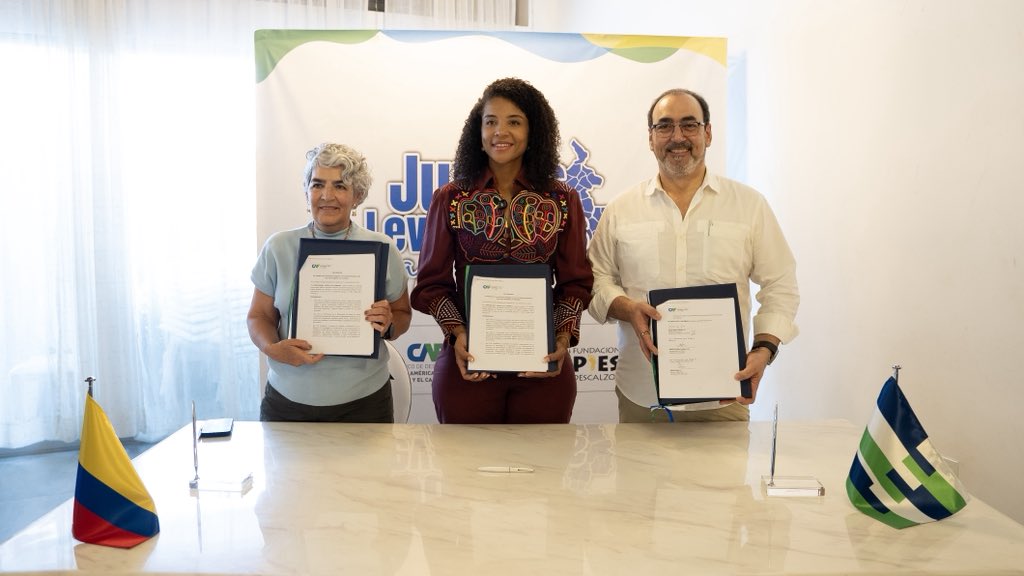 AgendaCAF's tweet photo. 🇨🇴 El presidente ejecutivo de CAF, @sergiodigra, y la gobernadora del Chocó, @NubiaCarolinaCC, firmaron una Declaración con iniciativas conjuntas por el departamento: infraestructura educativa, agenda verde y conservación de ecosistemas, conectividad digital y la construcción de "Visión Chocó", una hoja de ruta para posicionar al territorio como plataforma de desarrollo sostenible.

Como parte de este compromiso, y de la mano de la @fpiesdescalzos, se impulsa el proyecto "Volver a la Escuela": la reconstrucción de instituciones educativas afectadas por el terremoto y el apoyo a la recuperación de la Universidad Tecnológica del Chocó.