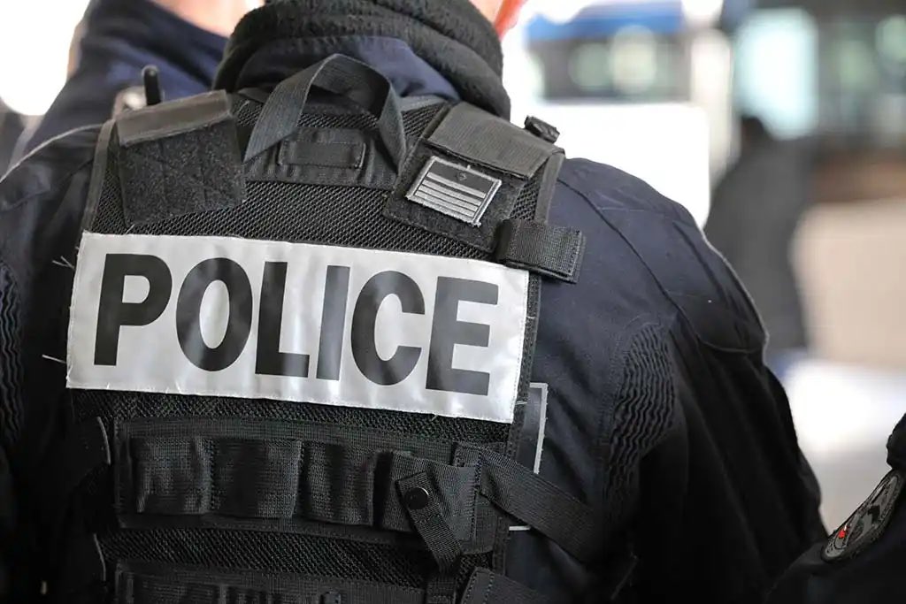 SpectateursFr's tweet photo. 🔴ALERTE INFO 

🚨🇫🇷 Yvelines (78) : Un policier proche de l’ultradroite, soupçonné de préparer un attentat terroriste contre l’État, a été mis en examen et placé en détention provisoire.

Le trentenaire, membre des forces de l'ordre depuis 10 ans, a été interpellé à la sortie de son travail, par des enquêteurs de la Sous-direction antiterroriste (Sdat) et placé en garde à vue pendant 96 heures. Le policier est accusé d'avoir posté des messages sur des forums Internet où il disait vouloir s’attaquer aux institutions et à l'État .

Les enquêteurs le soupçonnent également d’avoir fabriqué des armes imprimées en 3D. Son véhicule et son domicile ont été perquisitionnés et des pièces d'armes ont été retrouvées. 

Interrogé par @TF1 /@LCI le Parquet national antiterroriste confirme qu’une information judiciaire a bien été ouverte le 27 août dernier des chefs de "préparation individuelle à la commission d’un acte de terrorisme", "fabrication et détention d’armes de catégorie A ou B en relation avec une entreprise terroriste", "provocation à un acte de terrorisme au moyen d’un service de communication en ligne".