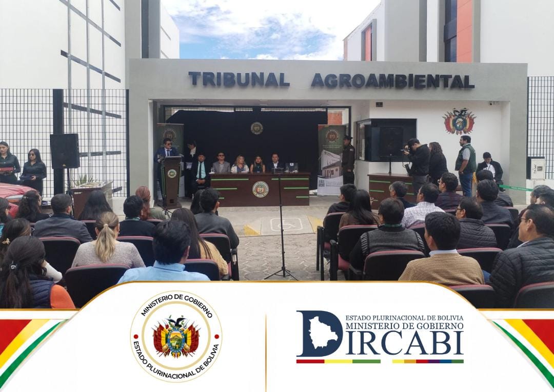 dircabi_bolivia's tweet photo. 𝐅𝐎𝐑𝐓𝐀𝐋𝐄𝐂𝐈𝐄𝐍𝐃𝐎 𝐋𝐀 𝐆𝐄𝐒𝐓𝐈𝐎́𝐍 𝐈𝐍𝐒𝐓𝐈𝐓𝐔𝐂𝐈𝐎𝐍𝐀𝐋
En un acto de cooperación y compromiso con la justicia de nuestro país, hoy el Director Ejecutivo Nacional de #DIRCABI, Héctor Montes, realizó la entrega oficial de un vehículo al Tribunal Agroambiental. https://t.co/HrTLv3rPLL