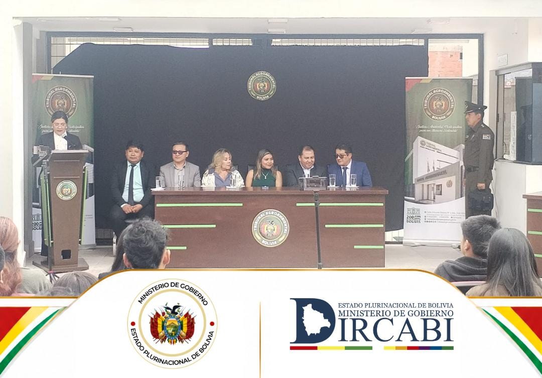 dircabi_bolivia's tweet photo. 𝐅𝐎𝐑𝐓𝐀𝐋𝐄𝐂𝐈𝐄𝐍𝐃𝐎 𝐋𝐀 𝐆𝐄𝐒𝐓𝐈𝐎́𝐍 𝐈𝐍𝐒𝐓𝐈𝐓𝐔𝐂𝐈𝐎𝐍𝐀𝐋
En un acto de cooperación y compromiso con la justicia de nuestro país, hoy el Director Ejecutivo Nacional de #DIRCABI, Héctor Montes, realizó la entrega oficial de un vehículo al Tribunal Agroambiental. https://t.co/HrTLv3rPLL