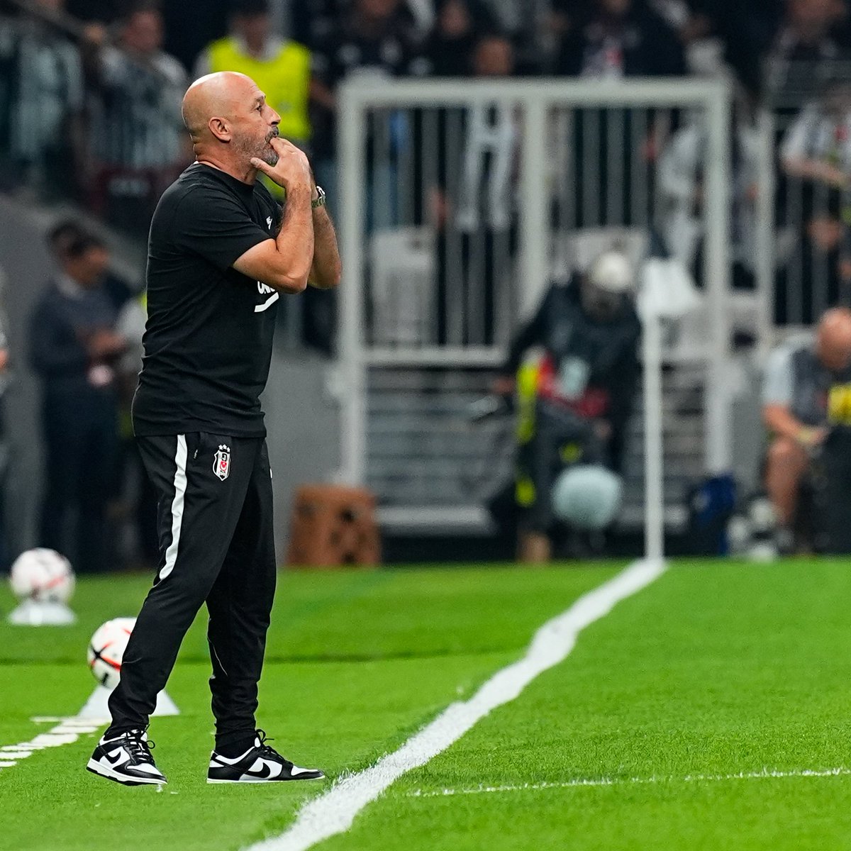 HaberKartali's tweet photo. 🇮🇹🎶

Tüpraş Stadyumu'nda maçın ardından "L'italiano" şarkısı çalıyor.

#BJKvOM | #UEL https://t.co/3UXtME2P59