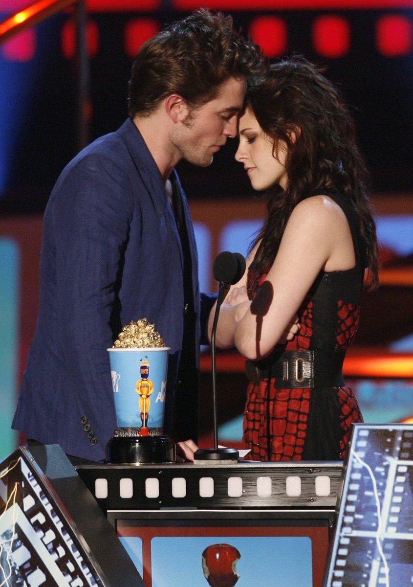 ladybirdiaries's tweet photo. I mourn those fun awards shows just as much as the golden age of the cw ugh we used to have it all https://t.co/Ek7Ejcyrq1