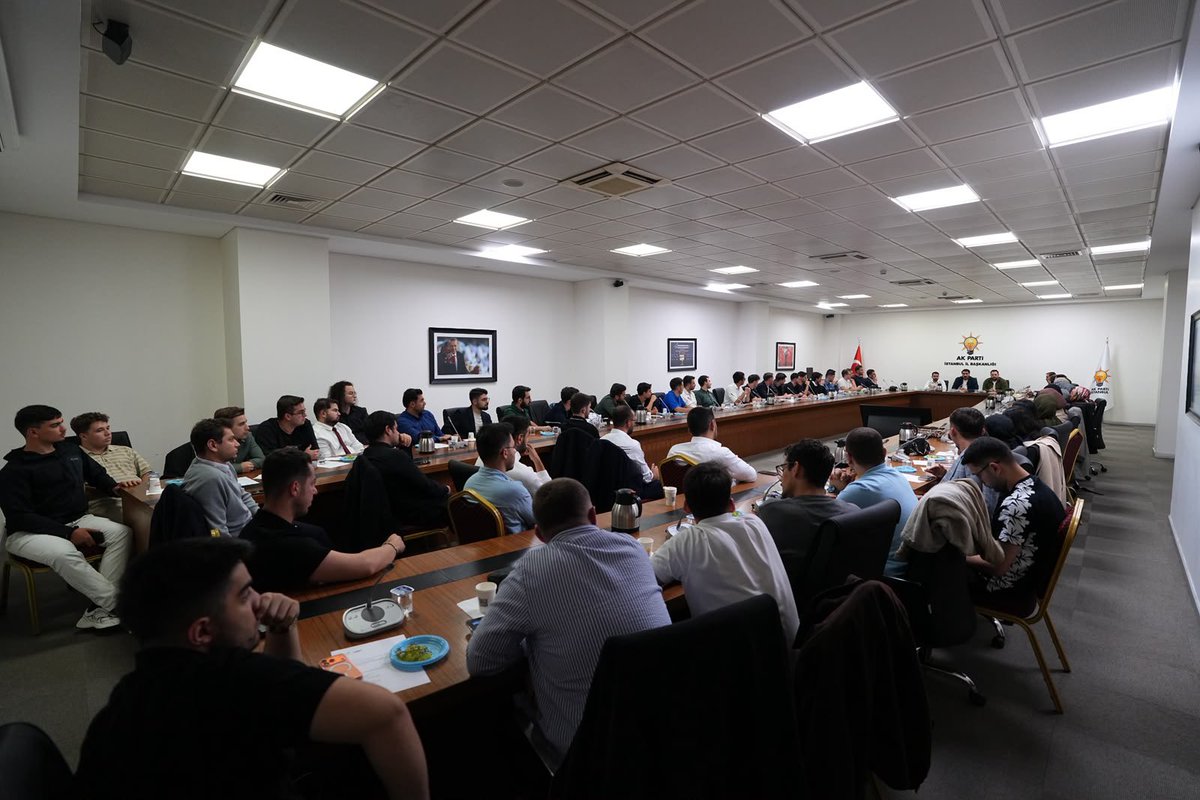 UNIAKIstanbul's tweet photo. İl Üniversiteler Başkanımız @hamzatasdemir4 başkanlığında Komisyon Üyeleri ve Üniversite Başkanları toplantımızı gerçekleştirdik.

“Kampüse Hoş Geldin” projemiz kapsamında yürüttüğümüz hazırlıkları ve saha çalışmalarımızı istişare ettik.

İstanbul’un dört bir yanındaki üniversitelerde öğrenci arkadaşlarımızı karşılamak, kampüslerde gençliğin enerjisini büyütmek ve yeni döneme güçlü bir başlangıç yapmak için hazırız.💪🏻