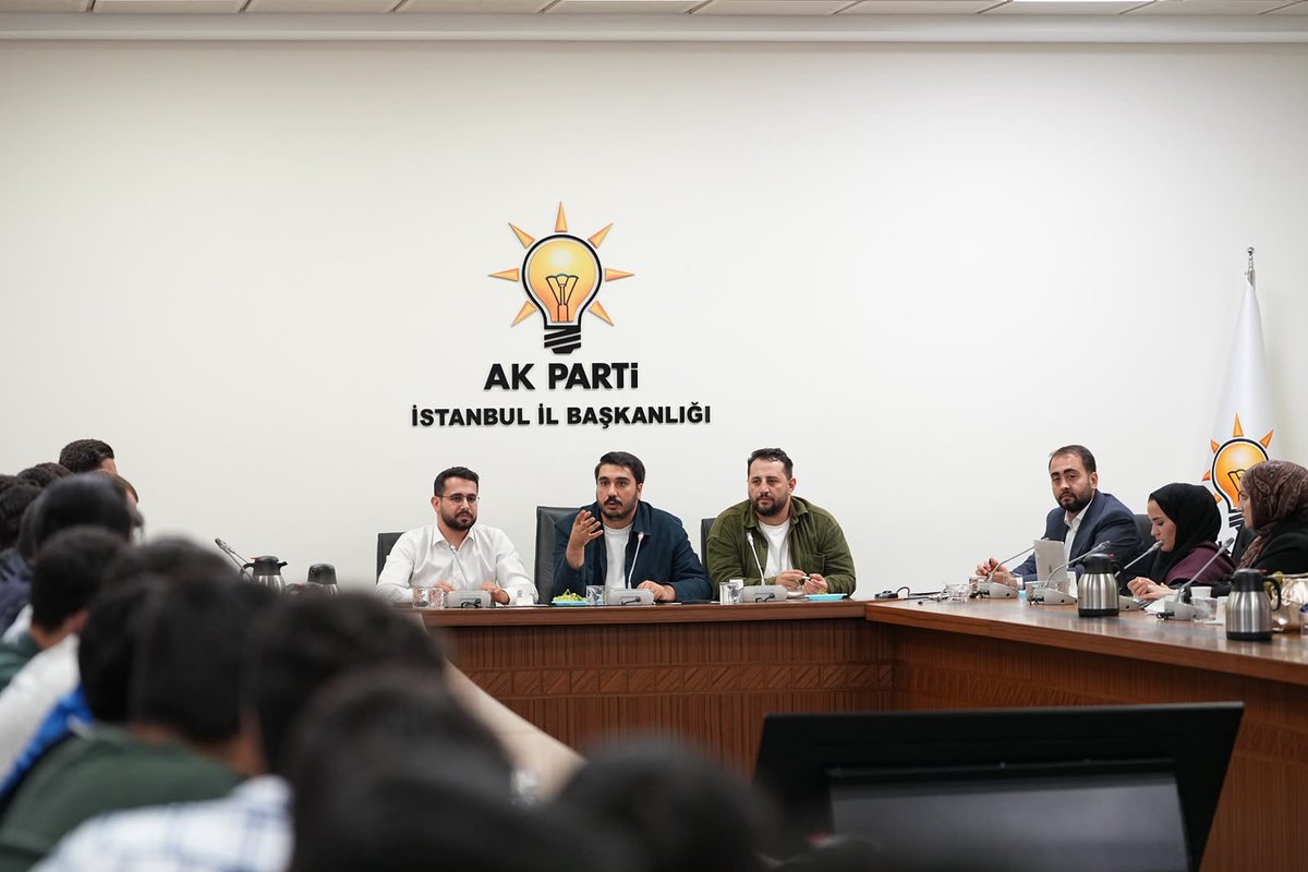 UNIAKIstanbul's tweet photo. İl Üniversiteler Başkanımız @hamzatasdemir4 başkanlığında Komisyon Üyeleri ve Üniversite Başkanları toplantımızı gerçekleştirdik.

“Kampüse Hoş Geldin” projemiz kapsamında yürüttüğümüz hazırlıkları ve saha çalışmalarımızı istişare ettik.

İstanbul’un dört bir yanındaki üniversitelerde öğrenci arkadaşlarımızı karşılamak, kampüslerde gençliğin enerjisini büyütmek ve yeni döneme güçlü bir başlangıç yapmak için hazırız.💪🏻