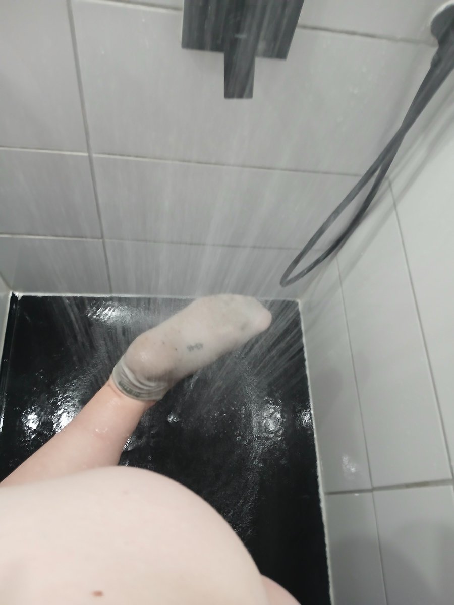 BoySchlanker's tweet photo. Da hab ich wohl vergessen die Socken  auszuziehen und jetzt sind sie Nass 

#Twink #Feet #gay #Puma #sneaker #skinny #germangay #Boy #Füße #schwul #Socken #riechen #sniff #Fetisch #footfetısh #Dc #DCshoes #Foot #Skaterschuhe #wet #wetlook #wetsocks  #Shower #nassesocken https://t.co/ticEysavkS