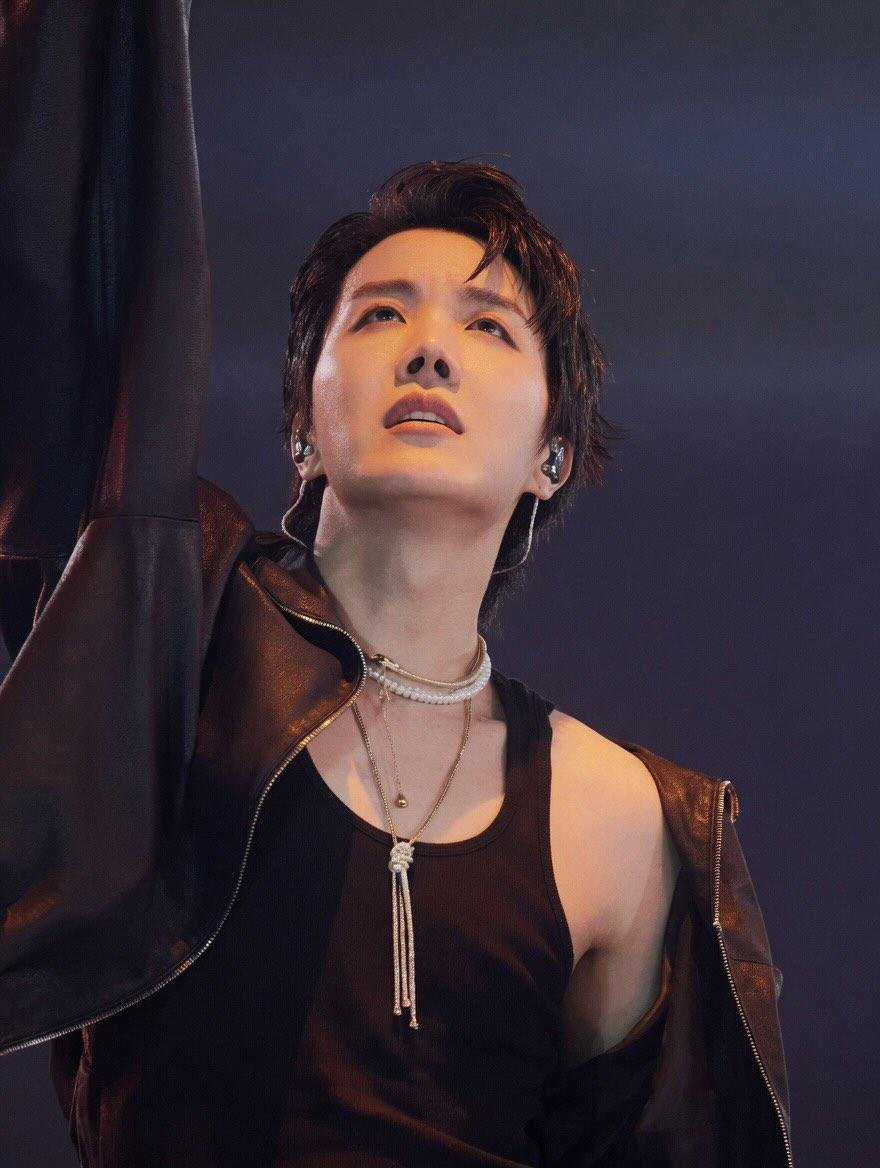 justme328's tweet photo. J-HOPE EXPOSED FOREHEAD 🫠 https://t.co/g46ARe6Z4d