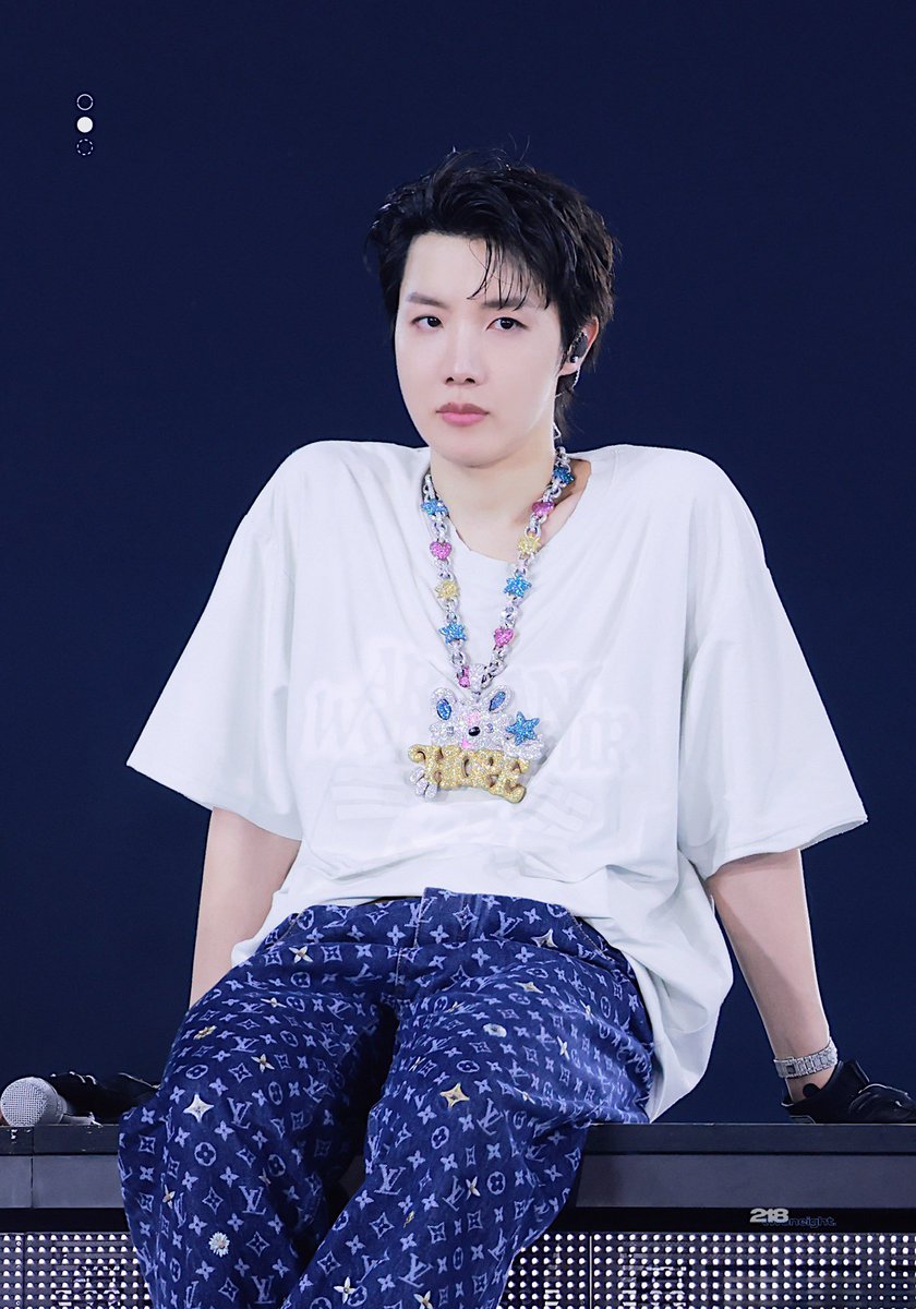 justme328's tweet photo. J-HOPE EXPOSED FOREHEAD 🫠 https://t.co/g46ARe6Z4d