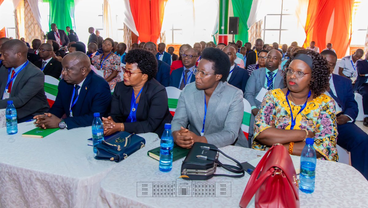 NtareHouse's tweet photo. Le Chef de l’État Burundais, S.E @GeneralNeva, a présidé, à @Gitega, une réunion avec les Gouverneurs de provinces, les Administrateurs communaux, les Présidents des Conseils communaux et les ing��nieurs communaux.

Cette rencontre était consacrée à la présentation des plans communaux du projet d’aménagement d’espaces dédiés aux manifestations publiques et au tourisme dans les chefs-lieux des communes.

À travers des présentations audiovisuelles, tous les Administrateurs communaux ont, chacun, présenté leur vision et les plans envisagés pour leurs communes. À l’issue de ces présentations, le Chef de l’État les a invités à s’appuyer sur deux volets essentiels : le tourisme et les loisirs.

S.E. Evariste Ndayishimiye a recommandé que 80 % des espaces aménagés soient consacrés aux espaces verts, afin de créer des cadres attractifs pour les citoyens et les touristes.

Le Chef de l’État a souligné que ce projet s’inscrit dans la mise en œuvre de la Vision Burundi, pays émergent en 2040 et développé en 2060. Il a également encouragé le développement de l’agritourisme et la recherche d’investisseurs susceptibles de contribuer à la réalisation de ces espaces touristiques au bénéfice du développement du #Burundi.