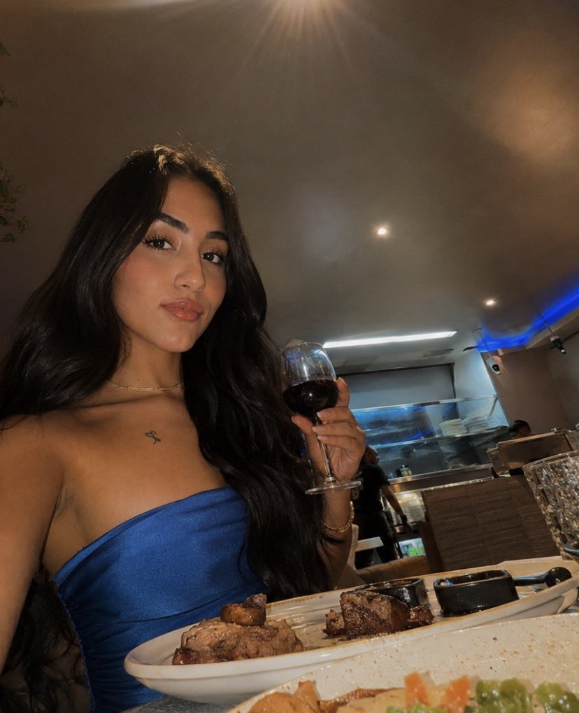 SumPaco's tweet photo. Mi  venerable DUEÑA @Diosapocahontta  es una joya de MUJER al alcance de muy pocos. Bellísima, a Sus 21 años, femenina y tan dulce como cruel, desea transformarme en Su cornudo perfecto,  ordenándome a mí, Su juguete de 50 años, a encontrar Su Alpha que jamás yo podría ser🙏🏻. https://t.co/5cxmLSQASU