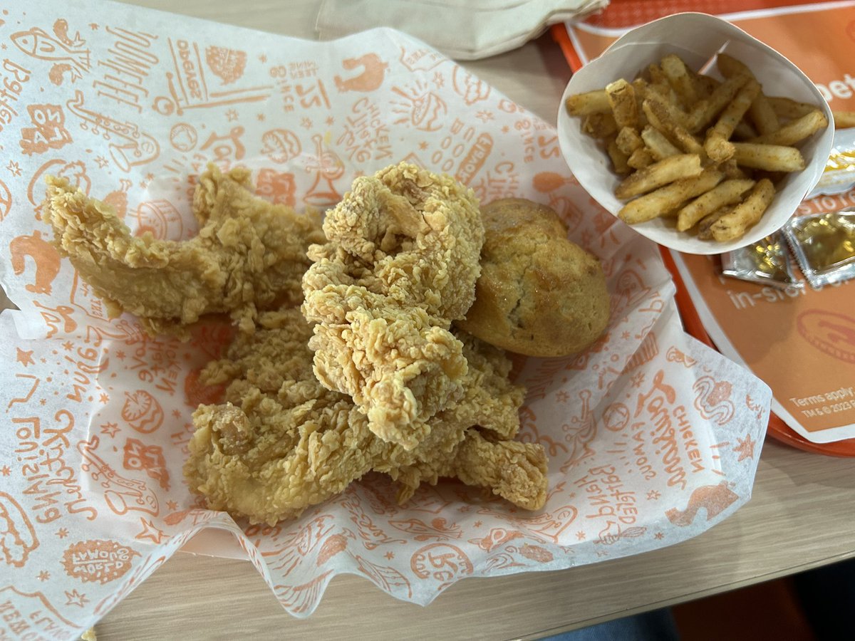 chloxjin's tweet photo. #tendertwt #popeyes #foodtwt #chickentender #fries #friestwt https://t.co/sfF6xvooFe