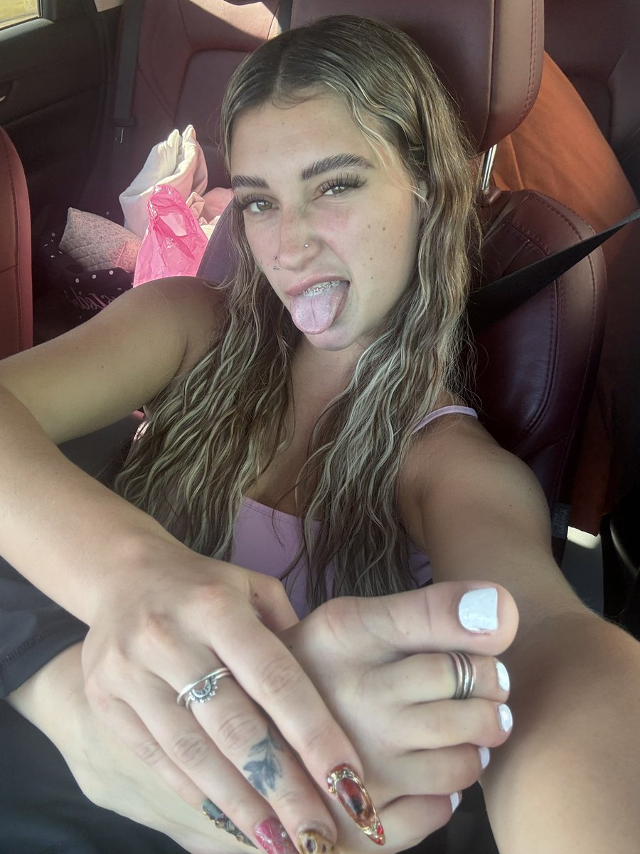 QueenSarah137's tweet photo. Just some toes on I-95, whatcha think? https://t.co/kUSDc4RIVT