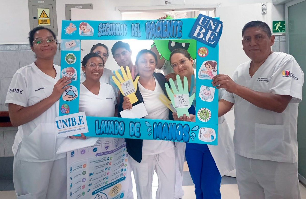HGIsidroAyora's tweet photo. 🏥 ¡Atención segura para toda la vida! Por el Día Mundial de la Seguridad del Paciente el Hospital Gineco Obstétrico Isidro Ayora capacitó a su personal departamento por departamento.
​Se promovió el lavado de manos, identificación del usuario y manejo seguro de medicamentos. 🩺 https://t.co/rG3fhXLbns