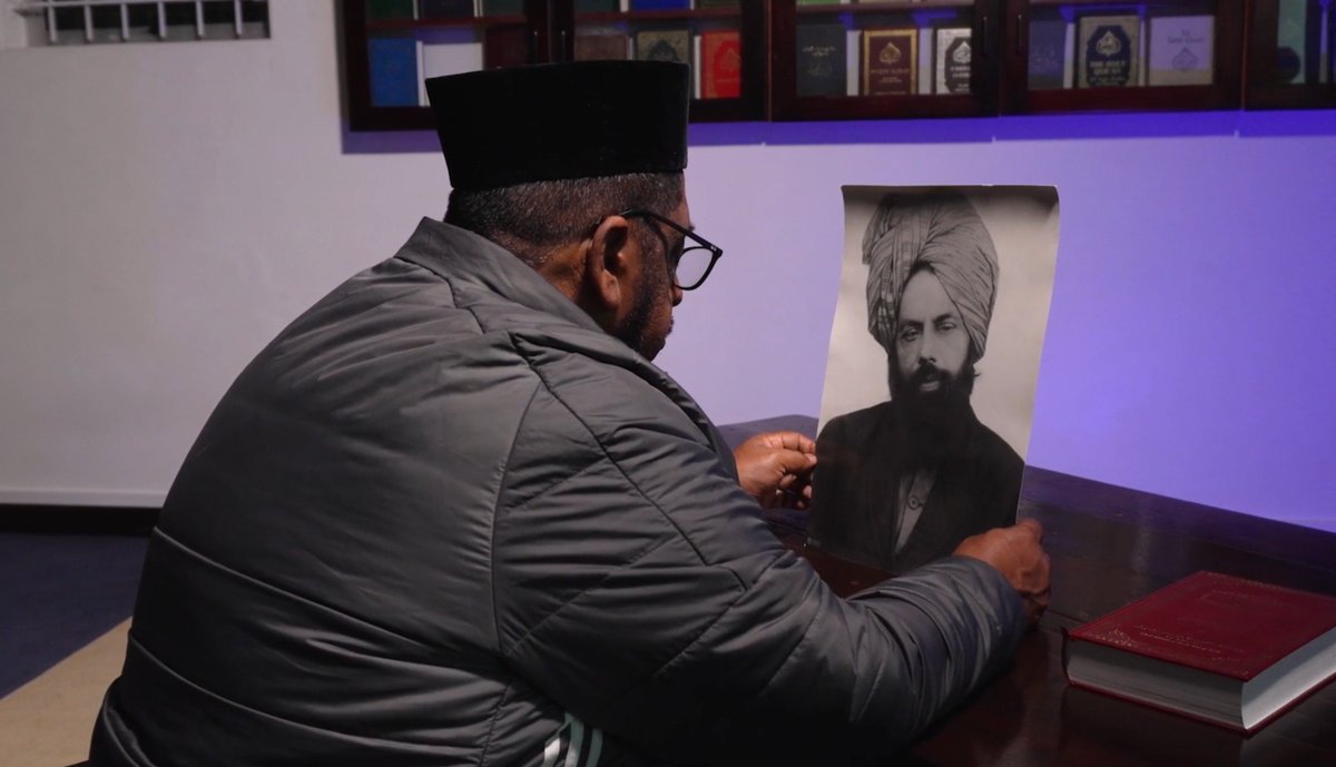SultanAChoudhr1's tweet photo. "If Mirza Ghulam Ahmad is true, God needs to speak to me" 

Just wow 😳😲

🔹 During his period of intense spiritual devotion & fasting, God ultimately communicated with him:
"I'm Allah, I am Present. Abdul Aziz, I have accepted your prayer." 

Needless to say he's now an Ahmadi Muslim for life and beyond ❤️

What a story: https://t.co/ojAnc0l510