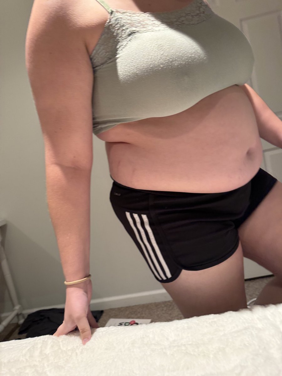 VenusBelly__'s tweet photo. All that blubber goes straight to her belly

#weightgain #fatadmirer #feedism #bbw https://t.co/tGxVMF3pOz