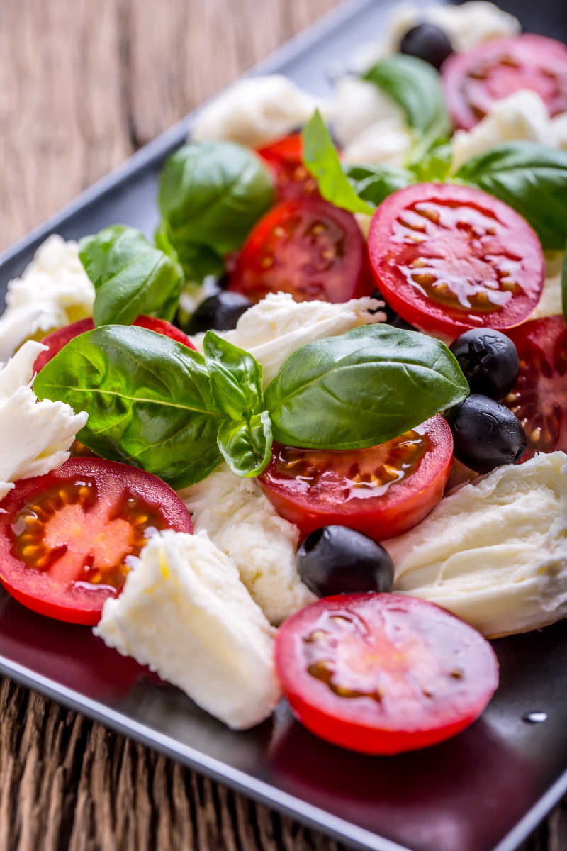 junig570197's tweet photo. Fresh basil, ripe tomatoes, and creamy mozzarella! Grabbed all the basics for a quick caprese salad tonight—simple, tasty, and local. https://t.co/lGLMpDOpNG