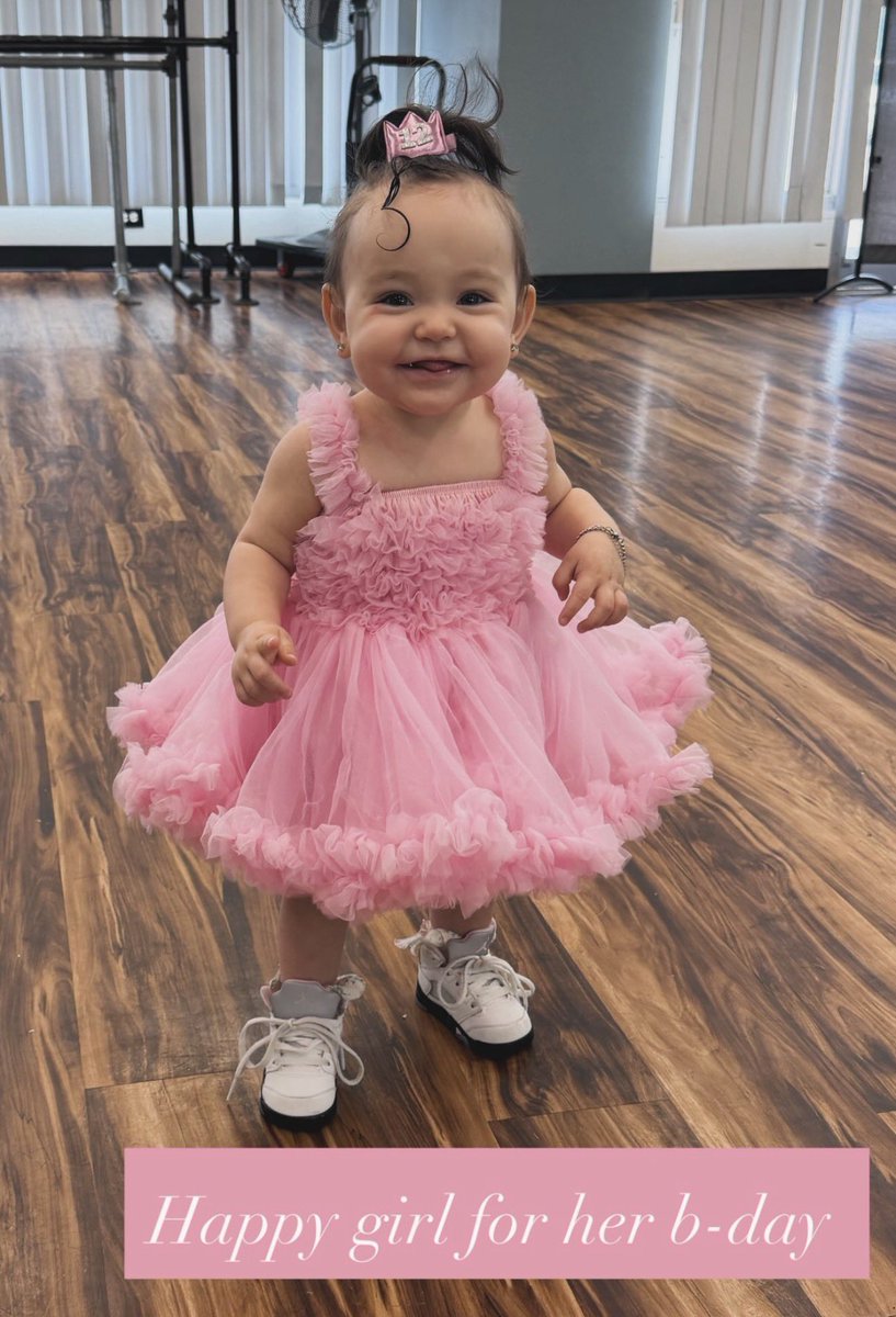 carrbrad82's tweet photo. @nikestore @Jumpman23
When it’s your 1st birthday OF COURSE you wear a pretty pink princess dress. And OF COURSE you finish off the fit with some high top ‘Medium Soft Pink’ J’s with the icy sole 🧊
#nike #snkrs #inmyjs #sneakerhead #kicksoftheday https://t.co/ou2zcpUz7y
