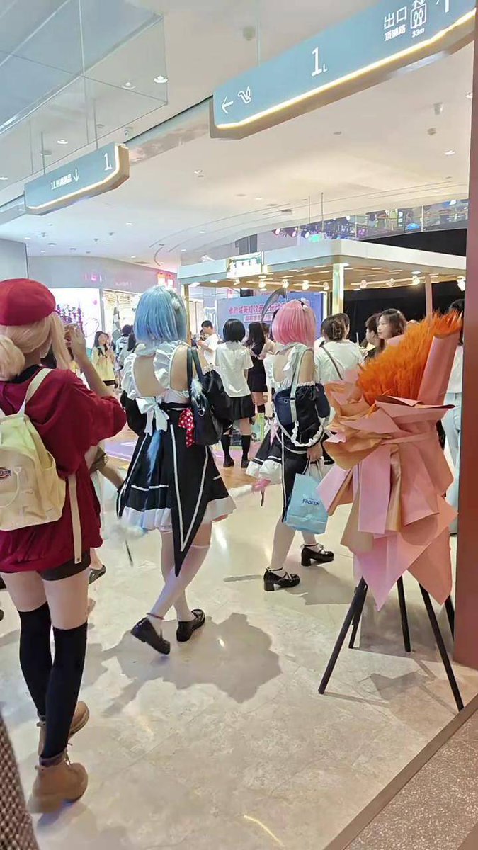 bunnd725817's tweet photo. Just wrapped up an amazing anime convention day! Got rare merch, took tons of cosplay pics, and met so many awesome fellow fans. Total blast! https://t.co/sxydLLZybM