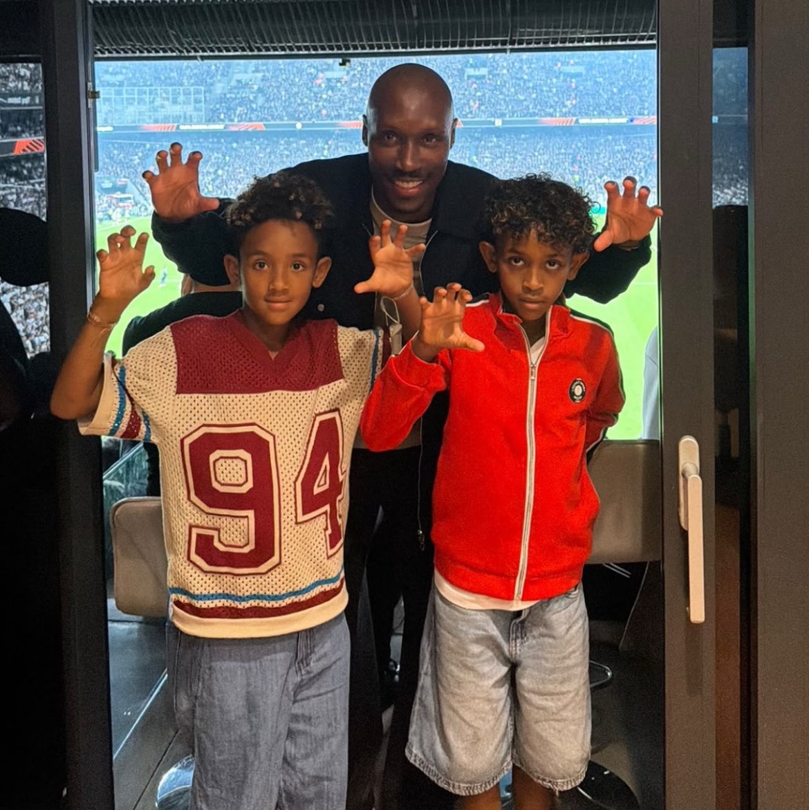 kartalhatti's tweet photo. Atiba Hutchinson, çocuklarıyla beraber İnönü’de. 🦅 https://t.co/txhCXZxkTT